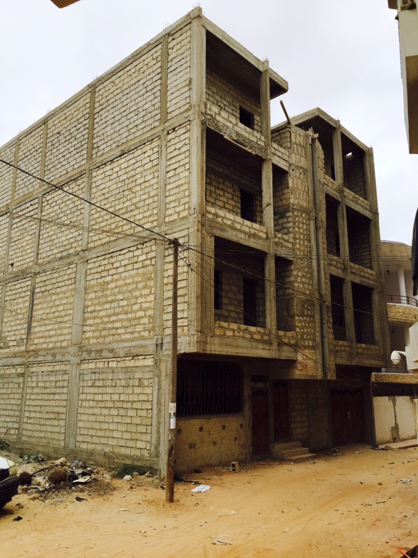 Autre immeuble de Mohamed Fall en construction et ses terrains à coter