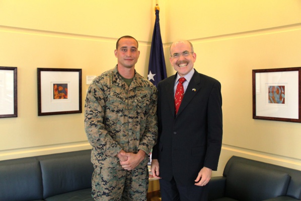Le Caporal des U.S. Marines Matthew Sprankle a reçu, aujourd'hui, un certificat d'appréciation de l'Ambassadeur des États-Unis au Sénégal après avoir sauvé un homme de la noyade dans l'océan atlantique. Le Caporal des U.S. Marines Matthew Sprankle a reçu, aujourd'hui, un certificat d'appréciation de l'Ambassadeur des États-Unis au Sénégal après avoir sauvé un homme de la noyade dans l'océan atlantique.