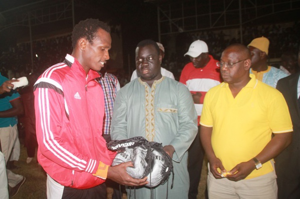 Le stade Maniang Soumaré étrenne de nouveaux habits: El Malick Seck remet en état la pelouse Le stade Maniang Soumaré étrenne de nouveaux habits: El Malick Seck remet en état la pelouse