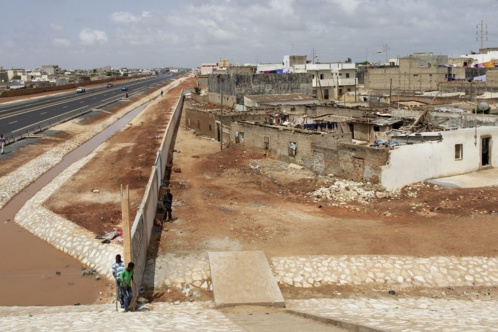 Construite sur une digue, la nouvelle autoroute est préservée des crues. Payante, elle n'attire pas les usagers, qui continuent à emprunter la route nationale 1 qui longe l'autoroute, ainsi que la route principale qui mène à Rufisque.