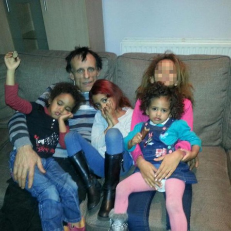 Photo : Hellmut et ses enfants, dont Aïcha, seule survivante du drame).