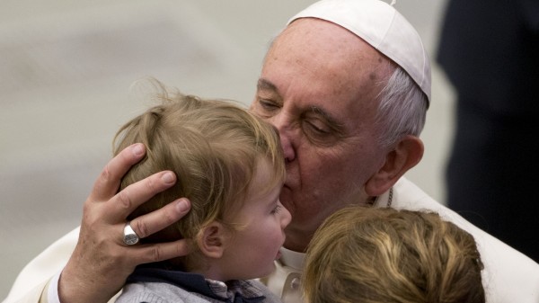 Un baiser du pape François aurait guéri la tumeur d’un bébé  8688818-13717622
