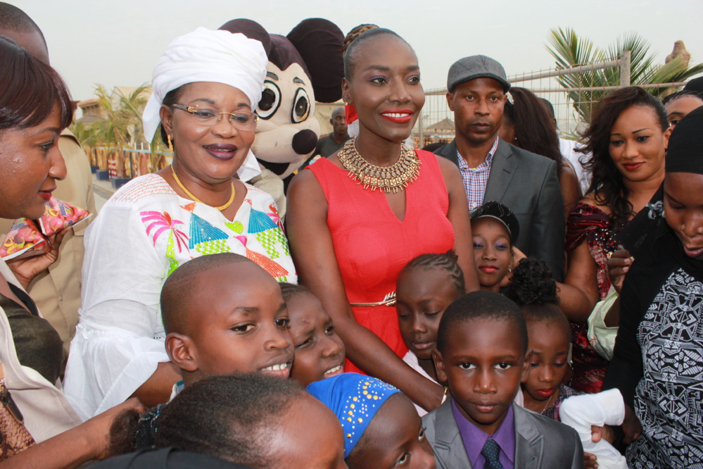 Vidéo - Noël avec Coumba Gawlo: La Diva éblouit les enfants Vidéo - Noël avec Coumba Gawlo: La Diva éblouit les enfants