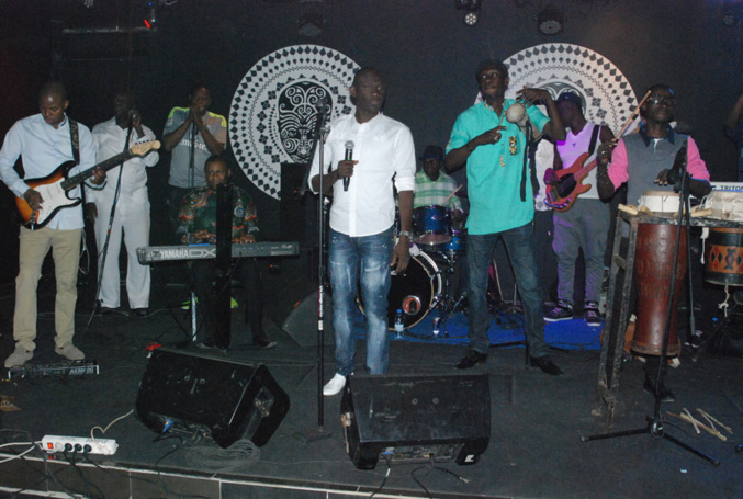 Dans la chaleur et l'ambiance du Baramundi, Pape Diouf chauffe le public. Revivez les images. Dans la chaleur et l'ambiance du Baramundi, Pape Diouf chauffe le public. Revivez les images.