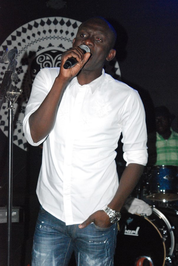 Dans la chaleur et l'ambiance du Baramundi, Pape Diouf chauffe le public. Revivez les images. Dans la chaleur et l'ambiance du Baramundi, Pape Diouf chauffe le public. Revivez les images.