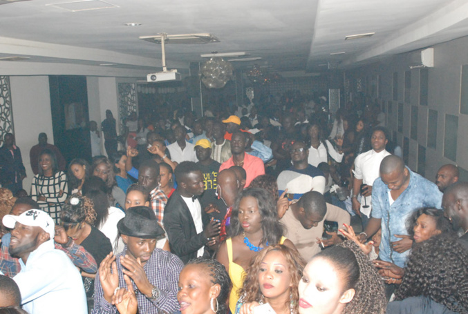 Dans la chaleur et l'ambiance du Baramundi, Pape Diouf chauffe le public. Revivez les images. Dans la chaleur et l'ambiance du Baramundi, Pape Diouf chauffe le public. Revivez les images.