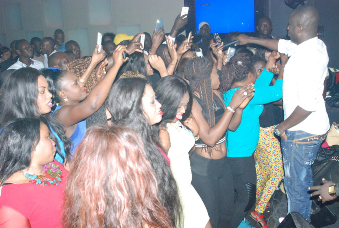 Dans la chaleur et l'ambiance du Baramundi, Pape Diouf chauffe le public. Revivez les images. Dans la chaleur et l'ambiance du Baramundi, Pape Diouf chauffe le public. Revivez les images.