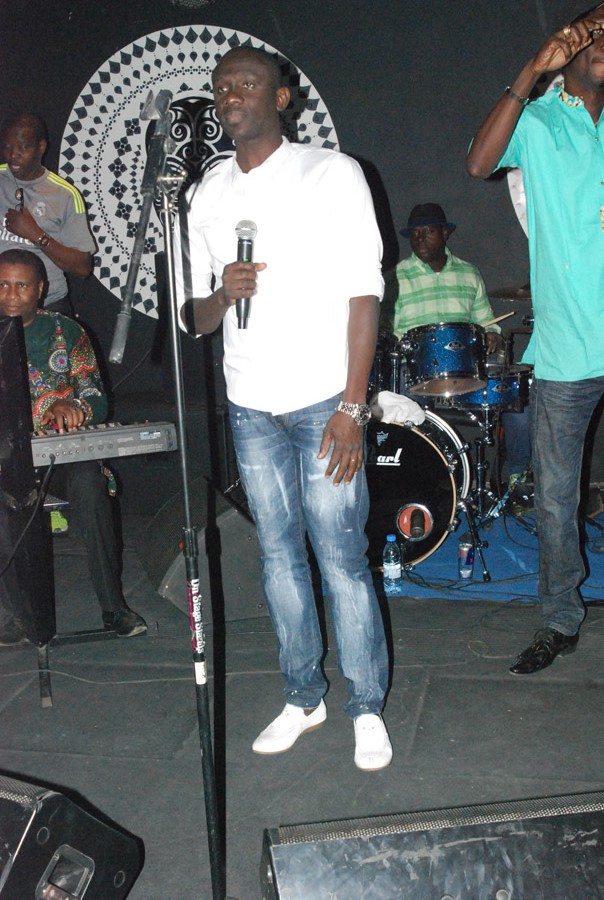 Dans la chaleur et l'ambiance du Baramundi, Pape Diouf chauffe le public. Revivez les images. Dans la chaleur et l'ambiance du Baramundi, Pape Diouf chauffe le public. Revivez les images.