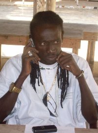 Doug E Tee sur le port de sac mode Wally Seck : Doug E Tee sur le port de sac mode Wally Seck :