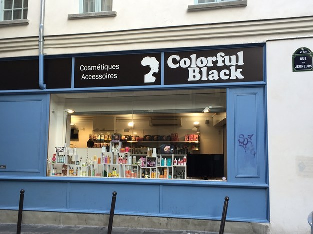 « Pas de boutique afro ici » : Un magasin cosmétique d'une Sénégalaise visé par une affiche raciste à Paris