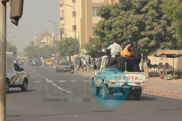 Place de l'Obélisque: La marche des anti-gay dispersée à coups de matraque et de lacrymogène (images) Place de l'Obélisque: La marche des anti-gay dispersée à coups de matraque et de lacrymogène (images)