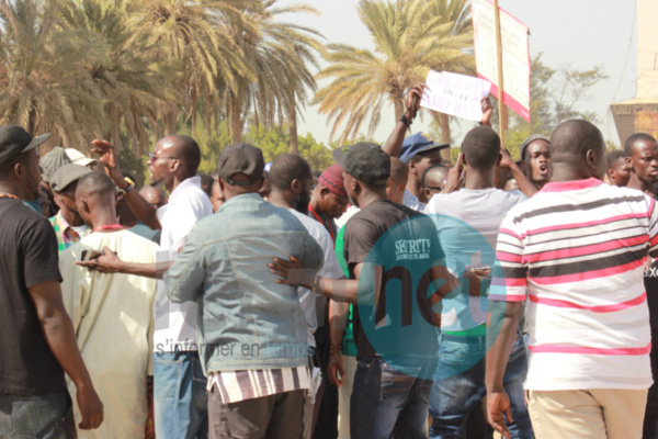 Place de l'Obélisque: La marche des anti-gay dispersée à coups de matraque et de lacrymogène (images) Place de l'Obélisque: La marche des anti-gay dispersée à coups de matraque et de lacrymogène (images)