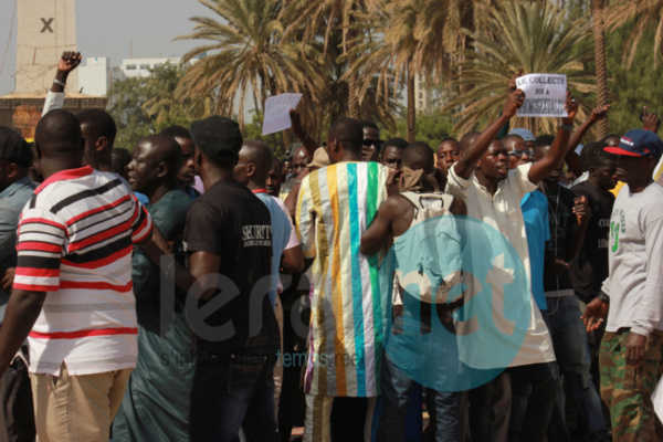 Place de l'Obélisque: La marche des anti-gay dispersée à coups de matraque et de lacrymogène (images) Place de l'Obélisque: La marche des anti-gay dispersée à coups de matraque et de lacrymogène (images)