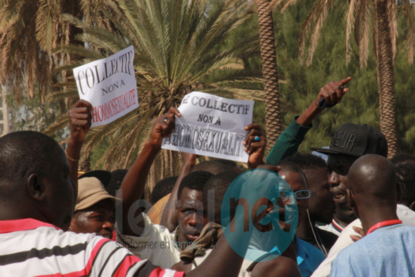 Place de l'Obélisque: La marche des anti-gay dispersée à coups de matraque et de lacrymogène (images) Place de l'Obélisque: La marche des anti-gay dispersée à coups de matraque et de lacrymogène (images)