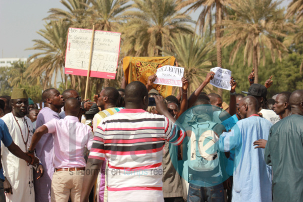 Place de l'Obélisque: La marche des anti-gay dispersée à coups de matraque et de lacrymogène (images) Place de l'Obélisque: La marche des anti-gay dispersée à coups de matraque et de lacrymogène (images)