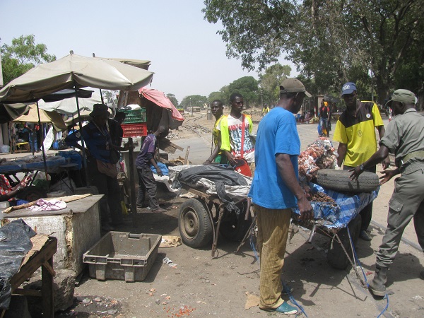 Thiès : Le Collectif des déguerpis du marché Sahm contre la cherté des nouvelles cantines Thiès : Le Collectif des déguerpis du marché Sahm contre la cherté des nouvelles cantines