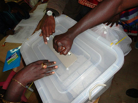 Achats de conscience à Ziguinchor: Des représentants du Oui pris en flagrant délit Achats de conscience à Ziguinchor: Des représentants du Oui pris en flagrant délit