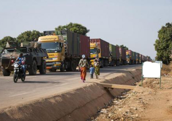 Au moins 24 camions sénégalais bloqués à la frontière sénégalo-gambienne Au moins 24 camions sénégalais bloqués à la frontière sénégalo-gambienne