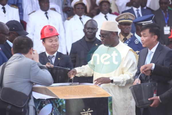 Pose de la première pierre de l'Arène Nationale : Macky Sall calme les esprits et satisfait une doléance datant de 1953 Pose de la première pierre de l'Arène Nationale : Macky Sall calme les esprits et satisfait une doléance datant de 1953