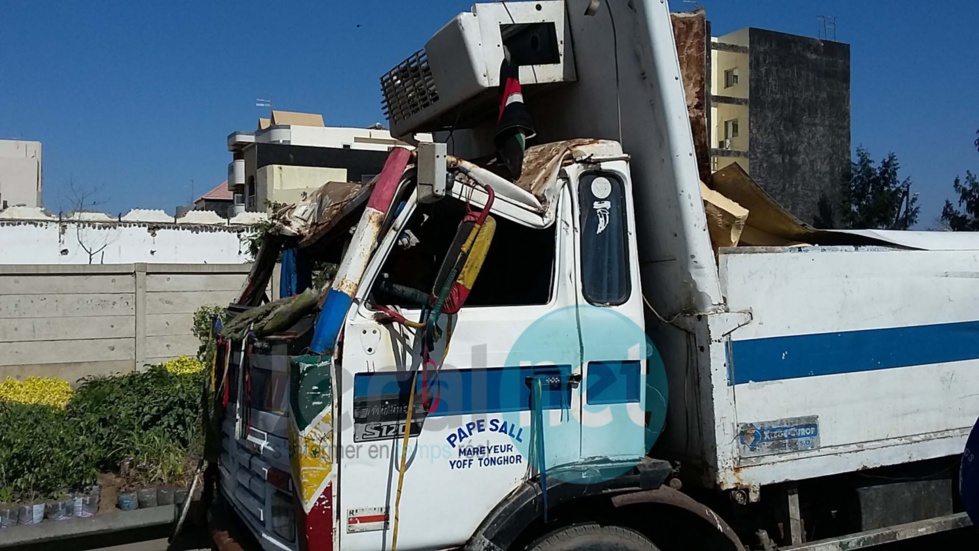Encore un accident à hauteur de l'école Mariama Niasse (images) Encore un accident à hauteur de l'école Mariama Niasse (images)