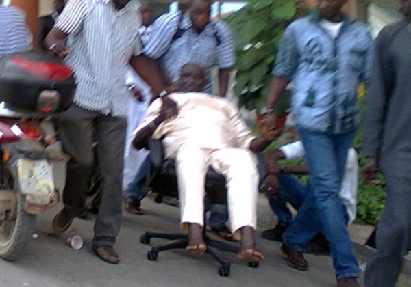 Alioune Samba Diassé dans un fauteuil roulant lors de sa 1ère comparution devant la Crei Alioune Samba Diassé dans un fauteuil roulant lors de sa 1ère comparution devant la Crei