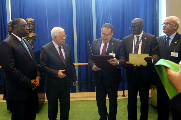 Macky Sall reçoit de Mahmoud Abass la Grande Croix de l’Ordre de l’Etat de Palestine Macky Sall reçoit de Mahmoud Abass la Grande Croix de l’Ordre de l’Etat de Palestine