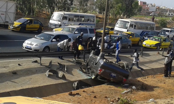 Echangeur de la Patte d’Oie, en face de l’école Mariama Niasse : Un véhicule particulier se renverse et... Echangeur de la Patte d’Oie, en face de l’école Mariama Niasse : Un véhicule particulier se renverse et...
