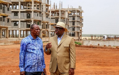 Les présidents Sall et Kondé, lors d'une visite sur le site de la nouvelle ville de Diamniadio Les présidents Sall et Kondé, lors d'une visite sur le site de la nouvelle ville de Diamniadio