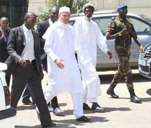Karim et ses avocats en route pour la Crei avant son arrestation Karim et ses avocats en route pour la Crei avant son arrestation