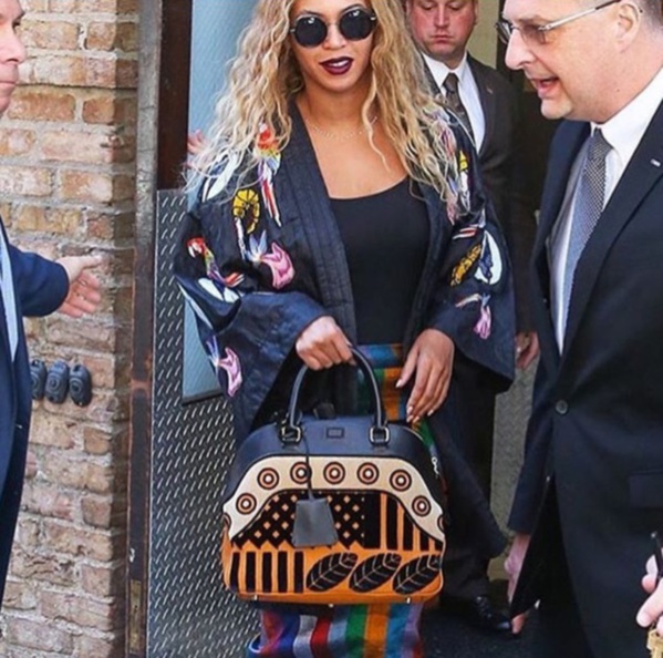 La chanteuse Beyonce habillée par la jeune styliste sénégalaise Selly Raby Kane La chanteuse Beyonce habillée par la jeune styliste sénégalaise Selly Raby Kane