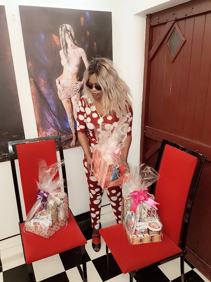 Ramadan-solidarité : La chanteuse GuiGui offre un copieux Ndogou Ramadan-solidarité : La chanteuse GuiGui offre un copieux Ndogou