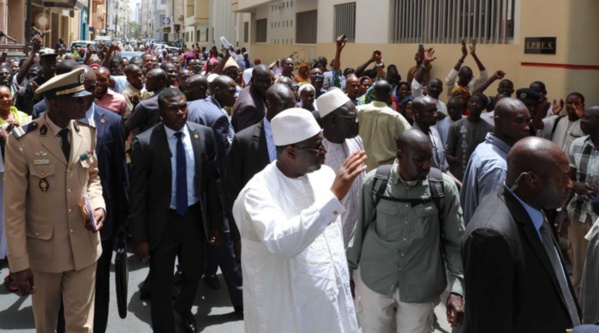 Incroyable, mais vrai! Le Président Macky Sall marche du Palais à la mosquée pour la prière du Vendredi Incroyable, mais vrai! Le Président Macky Sall marche du Palais à la mosquée pour la prière du Vendredi