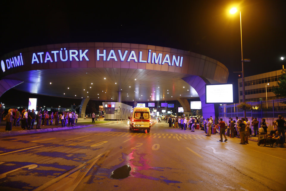Turquie : Au moins 10 morts dans un double attentat suicide à l'aéroport d'Istanbul Turquie : Au moins 10 morts dans un double attentat suicide à l'aéroport d'Istanbul