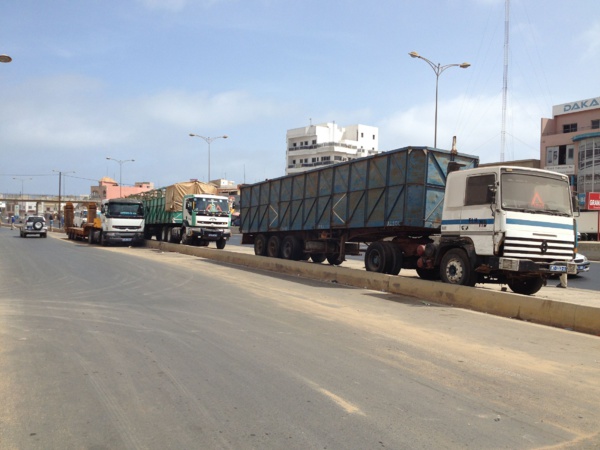 Dangers sur la voie publique à Ouest Foire (Route de l'Aéroport ): Agir avant qu'il ne soit trop tard Dangers sur la voie publique à Ouest Foire (Route de l'Aéroport ): Agir avant qu'il ne soit trop tard