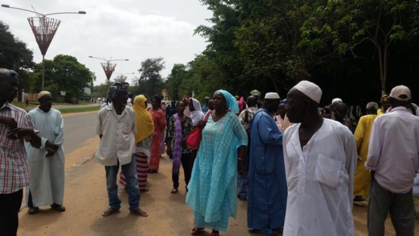 Vidéo et photos - Gambie : Mobilisation de militants et parents devant la Haute Cour de justice pour soutenir Ousaïnou Darboe et Cie