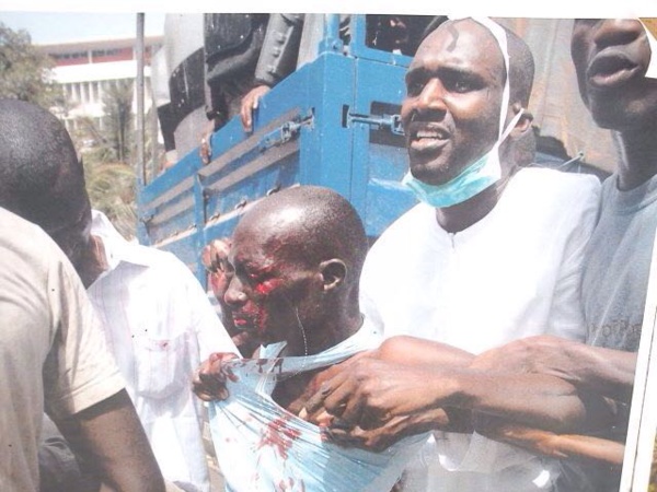 Thimbo tentant de sauver un blessé lors du fameux 23 JUIN durant les manifestations devant l'Assemblée nationale Thimbo tentant de sauver un blessé lors du fameux 23 JUIN durant les manifestations devant l'Assemblée nationale