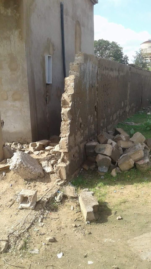 Kaolack: Le nouveau mur du lycée Valdiodio Ndiaye démoli par les riverains.24103 Kaolack: Le nouveau mur du lycée Valdiodio Ndiaye démoli par les riverains.24103
