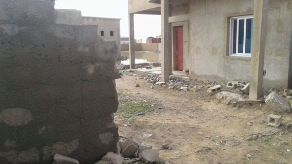 Kaolack: Le nouveau mur du lycée Valdiodio Ndiaye démoli par les riverains.24103