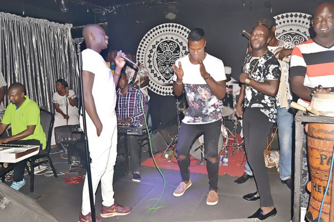 Photos - Diao Baldé s'éclate à la soirée de Pape Diouf Photos - Diao Baldé s'éclate à la soirée de Pape Diouf