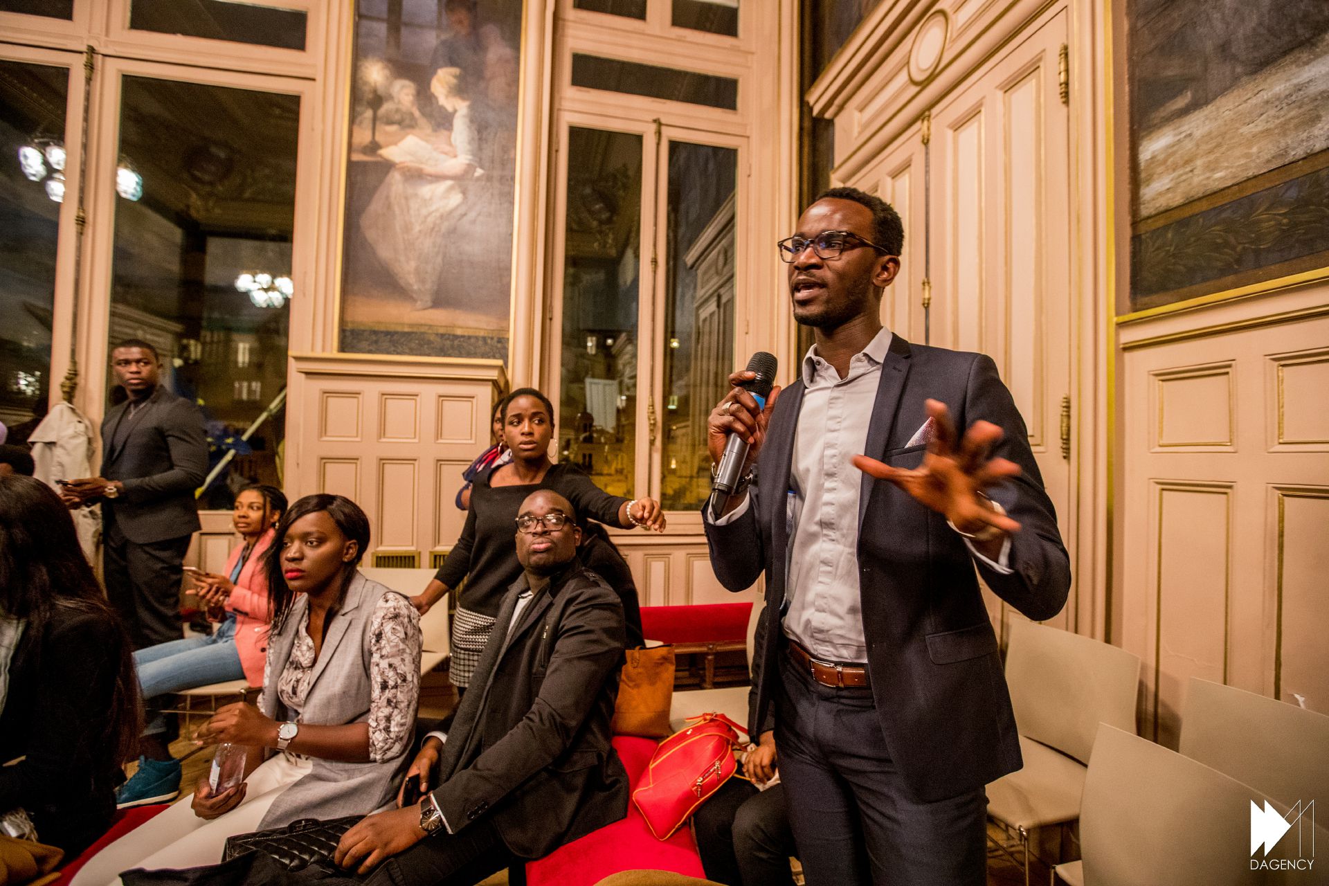 Youssou Ndour partage son expérience d'entrepreneur en Afrique lors du Give1talk organisé à la mairie du VX de Paris (images)