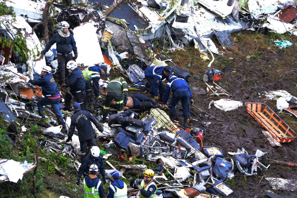 35 Photos : Images intenables du Crash de l'équipe du Brésil qui a fait 75 morts en Colombie