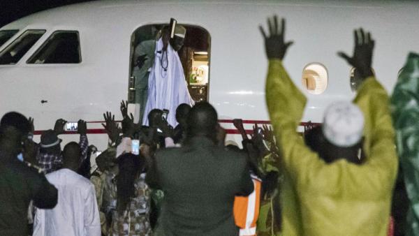 de Yahya Jammeh à l'aéroport de Banjul assistent impuissants au départ de leur ancien président.  ©Afolabi Sotunde/REUTERS