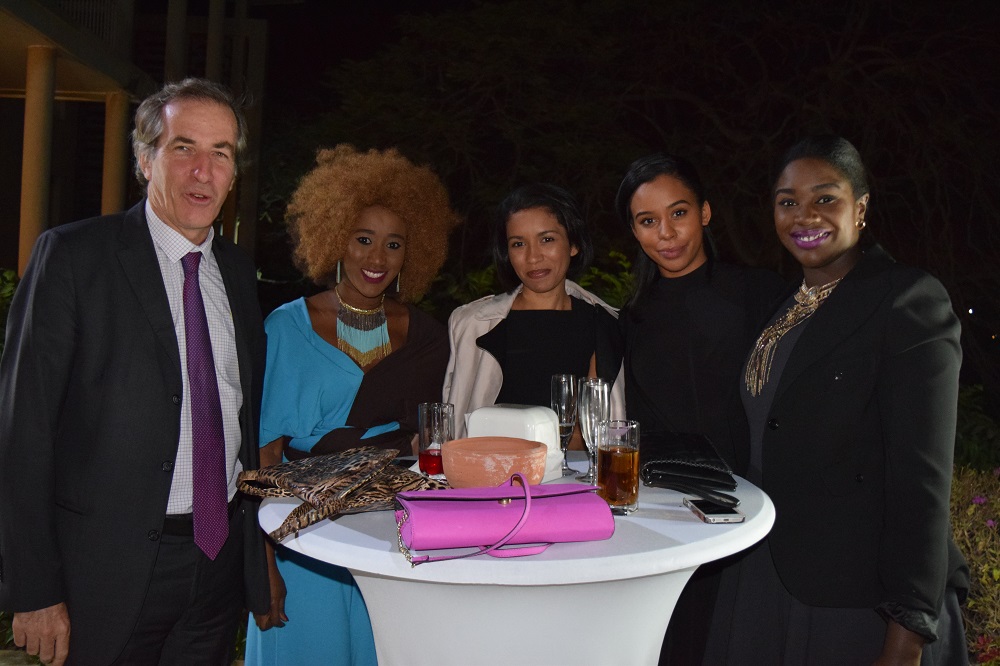 M. l'Ambassadeur avec Mme Nafisaer Ndiaye de la RTS, Leatitia Tchadja, Léa Ndiaye de la TFM et Anta Seck de la RTS