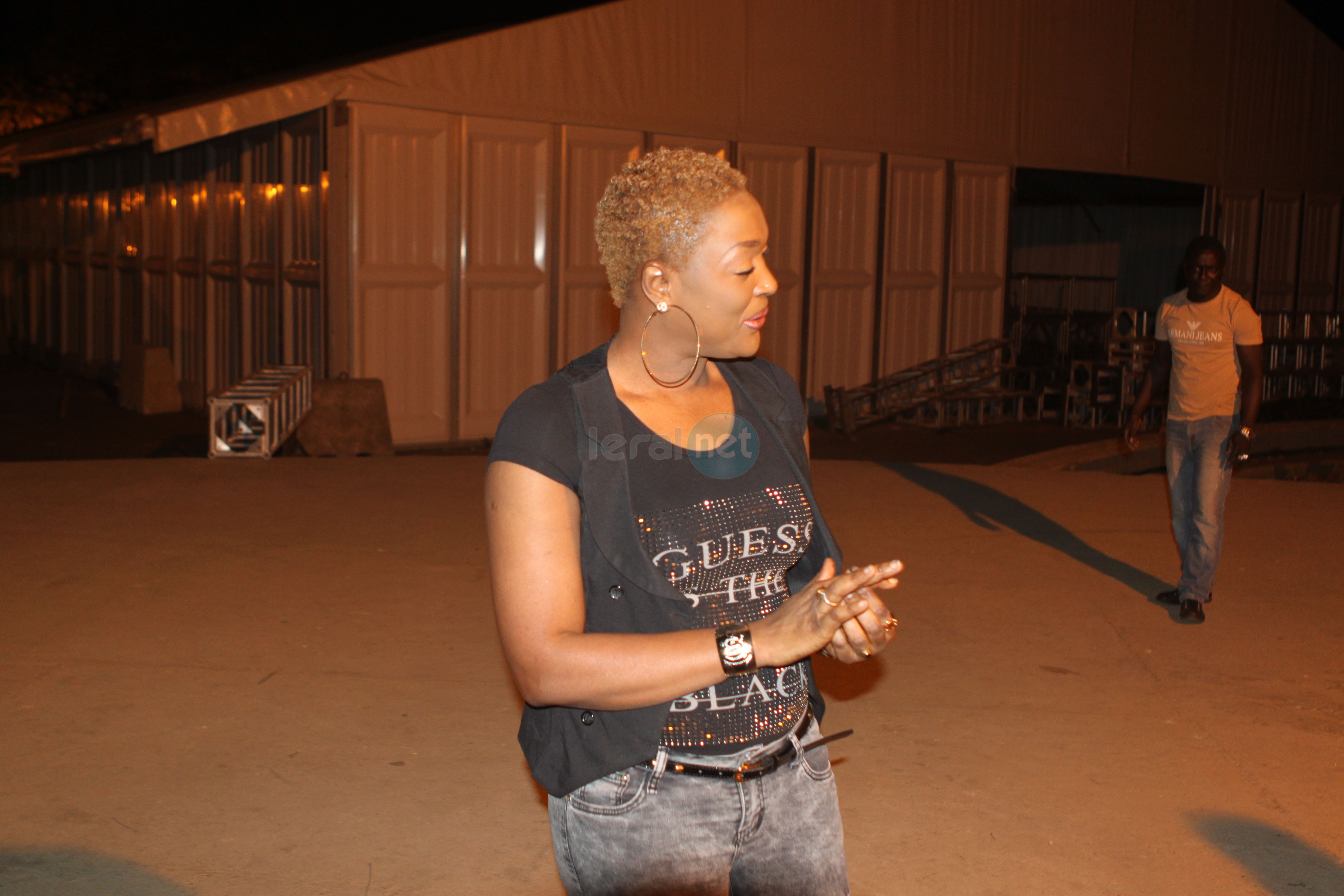 Titi et sa nouvelle coiffure, en communion avec ses fans à la Place de France (Thiès) Titi et sa nouvelle coiffure, en communion avec ses fans à la Place de France (Thiès)