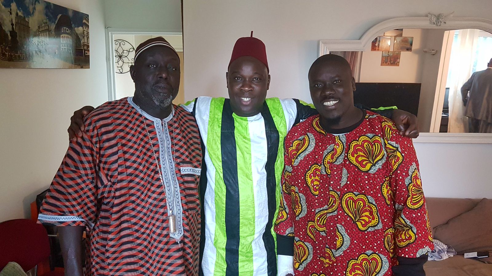 Les comédiens Diop Fall (Jiixi Jaaxa) et sa bande à Paris pour tourner une série Les comédiens Diop Fall (Jiixi Jaaxa) et sa bande à Paris pour tourner une série