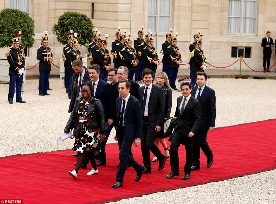Photos : Sibeth Ndiaye, la Sénégalaise décontractée à l'investiture de Macron Photos : Sibeth Ndiaye, la Sénégalaise décontractée à l'investiture de Macron