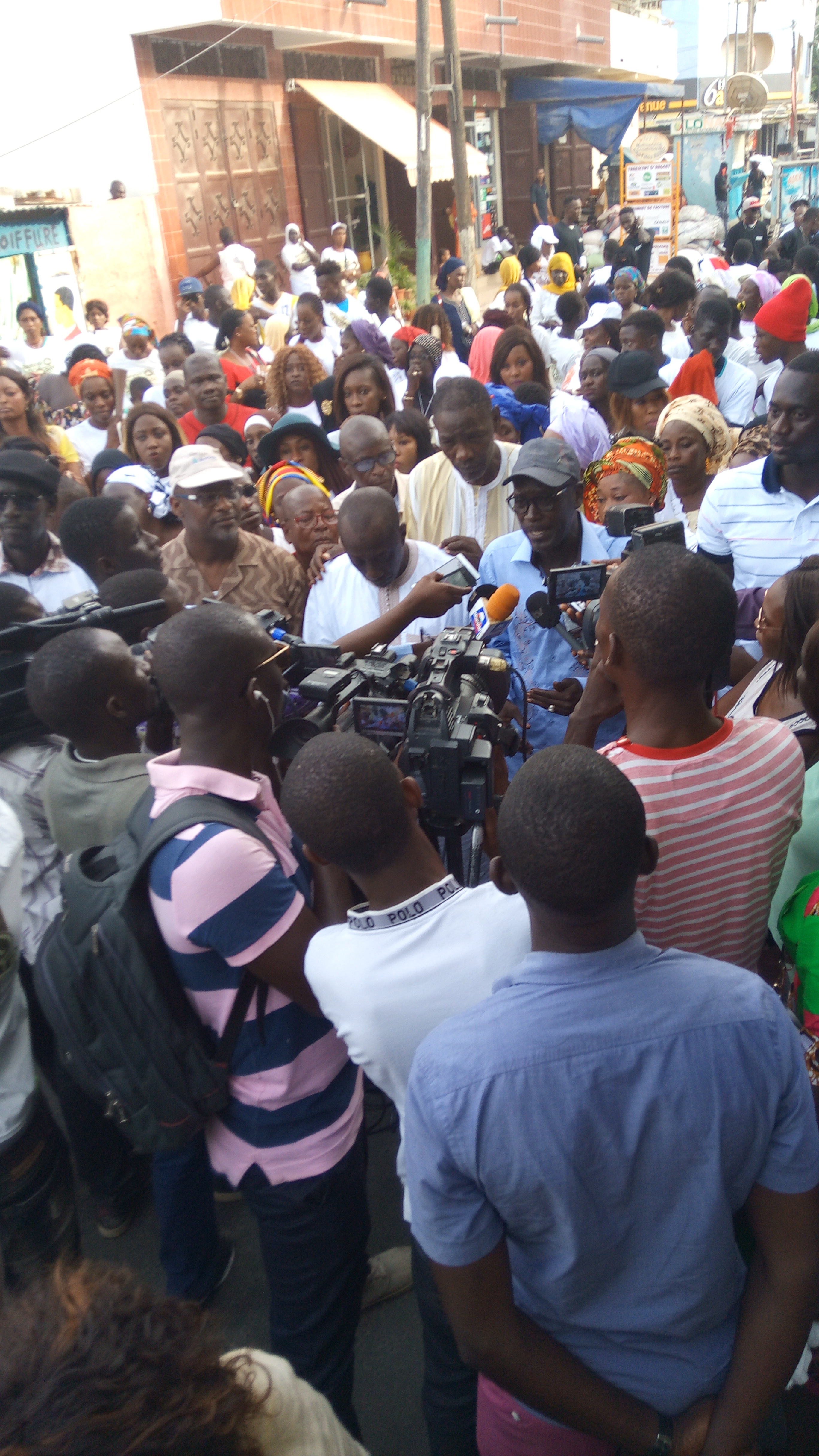 Photos : Seydou Guèye mobilise à la Médina et avertit : "Benno Bok Yakaar va battre l'opposition au Mbapatt en attendant le grand combat de 2019" Photos : Seydou Guèye mobilise à la Médina et avertit : "Benno Bok Yakaar va battre l'opposition au Mbapatt en attendant le grand combat de 2019"