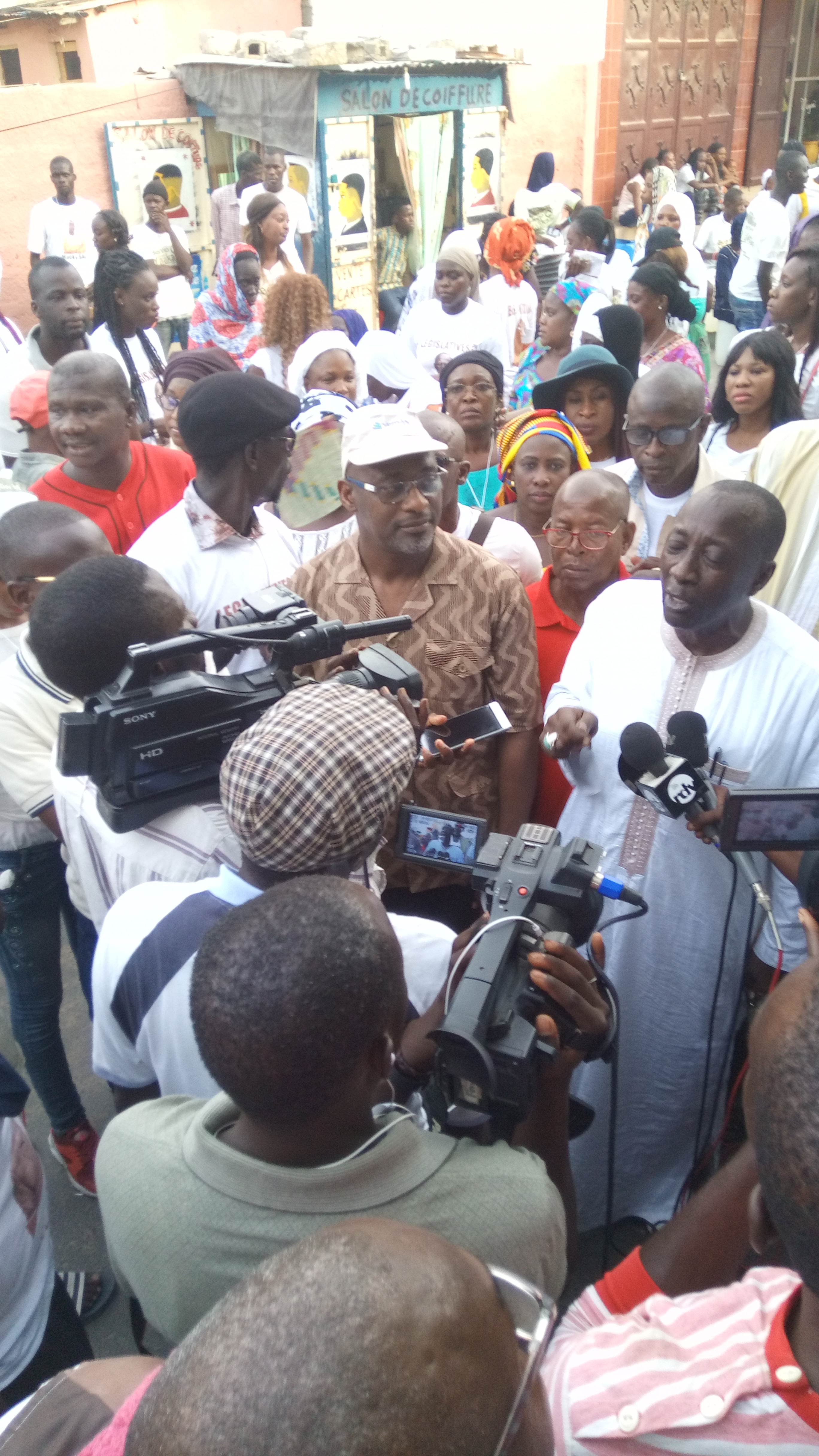Photos : Seydou Guèye mobilise à la Médina et avertit : "Benno Bok Yakaar va battre l'opposition au Mbapatt en attendant le grand combat de 2019" Photos : Seydou Guèye mobilise à la Médina et avertit : "Benno Bok Yakaar va battre l'opposition au Mbapatt en attendant le grand combat de 2019"