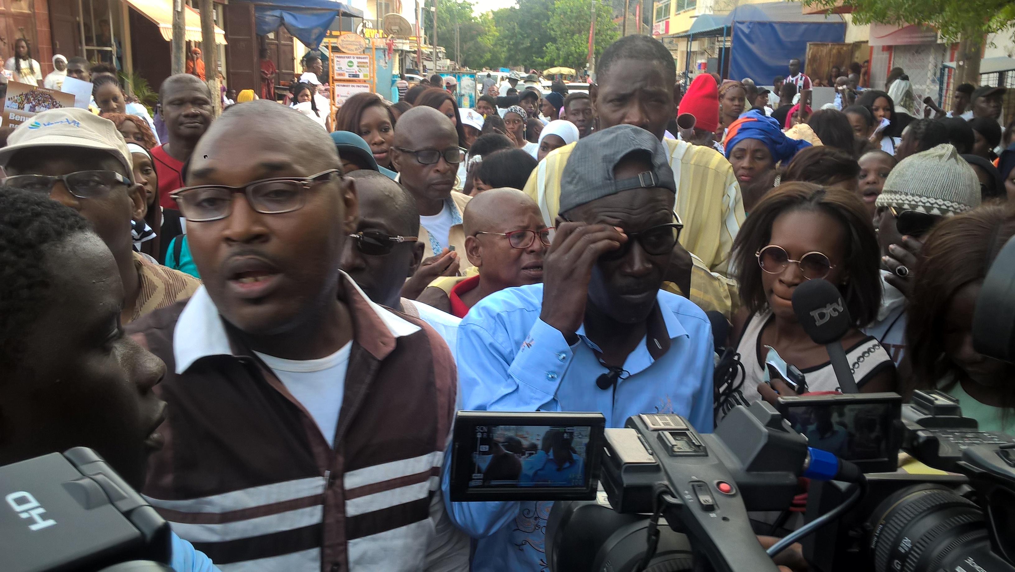 Photos : Seydou Guèye mobilise à la Médina et avertit : "Benno Bok Yakaar va battre l'opposition au Mbapatt en attendant le grand combat de 2019" Photos : Seydou Guèye mobilise à la Médina et avertit : "Benno Bok Yakaar va battre l'opposition au Mbapatt en attendant le grand combat de 2019"