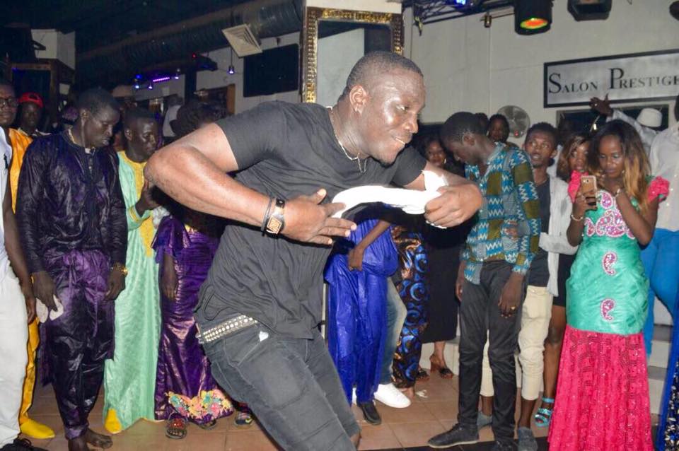 Ils se lâchent grave à la soirée "Ndeweneul Tabaski" de Pape Diouf Ils se lâchent grave à la soirée "Ndeweneul Tabaski" de Pape Diouf